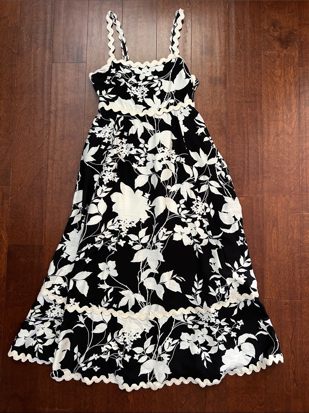 Entro Black and White Floral Tea Length Dress with Scalloped Trim, Size Medium